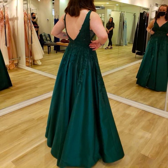 Emerald Green Ellie Wilde Graduation Gown - Picture 3 of 3